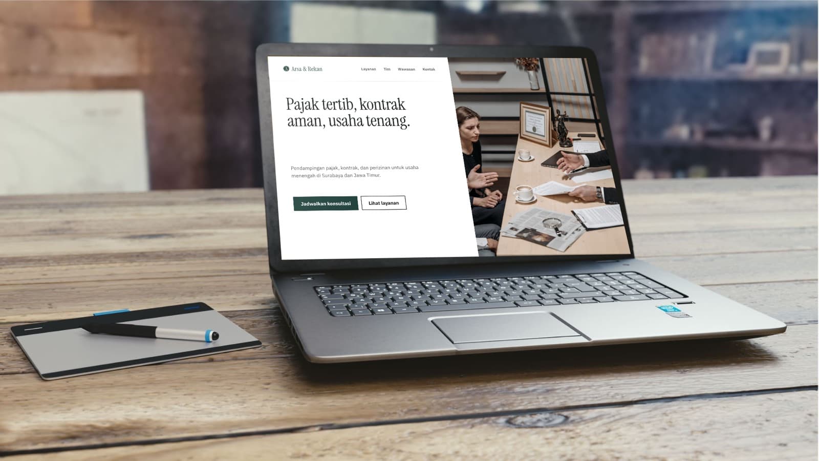Mockup website Arsa & Rekan di laptop