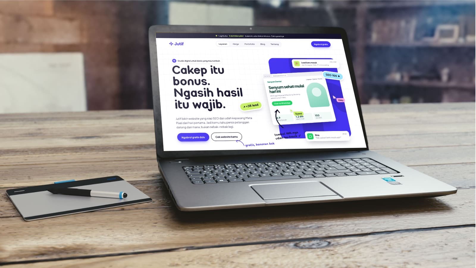 Website Jutif di layar laptop