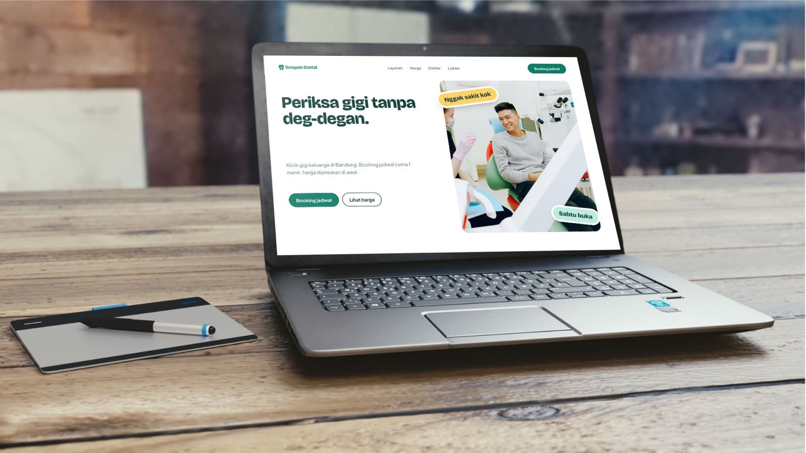Mockup website Senyum Dental di laptop